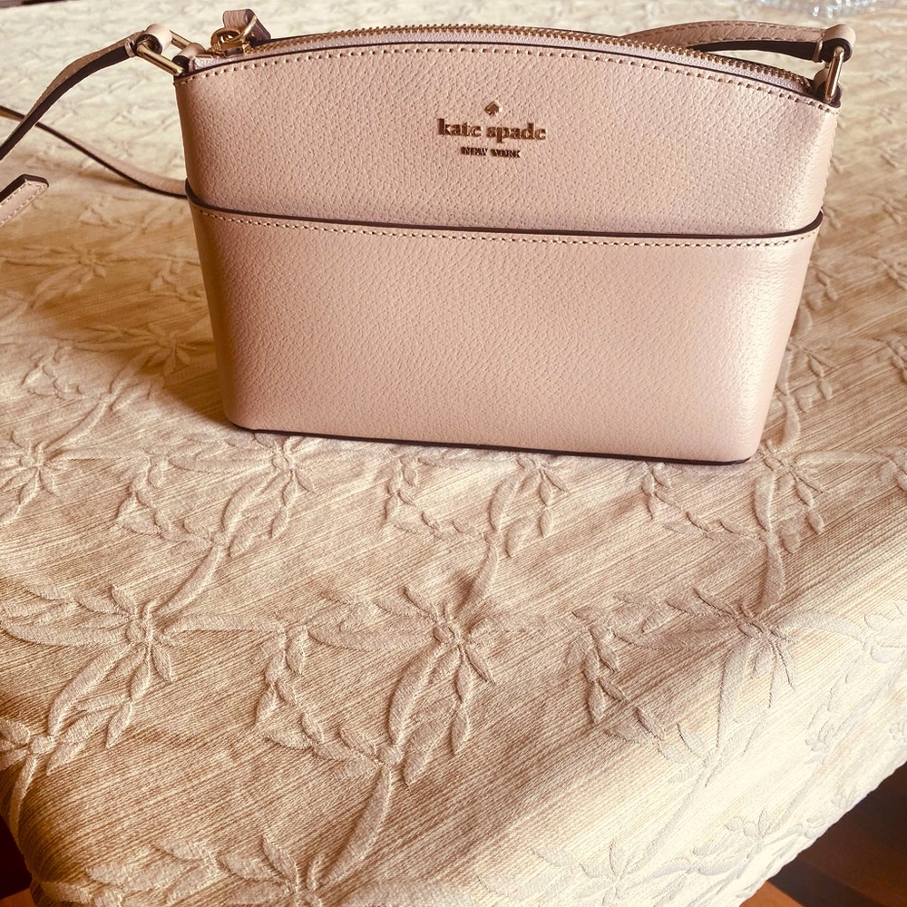 Kate Spade small beige leather crossbody in excellent pre-loved condition.